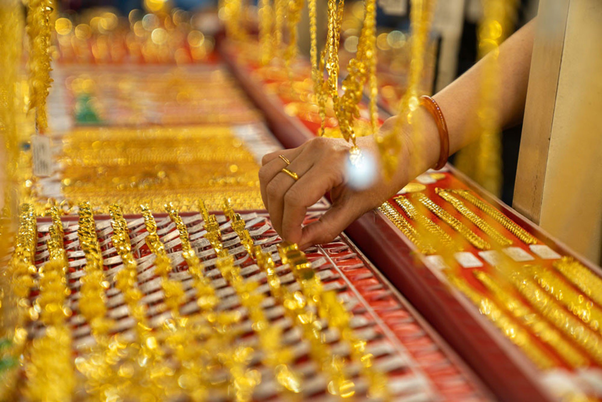 Giá vàng hôm nay 1/7: Thực hiện bình ổn thị trường, vàng miếng SJC giảm gần 13 triệu đồng/lượng