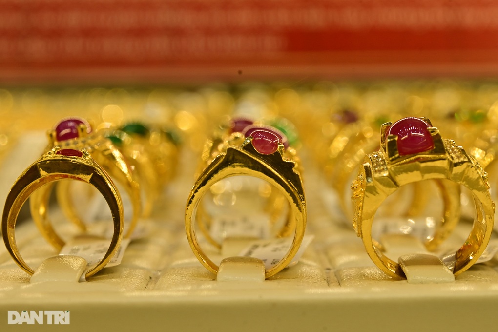 Vàng miếng SJC và vàng nhẫn gần như bằng nhau